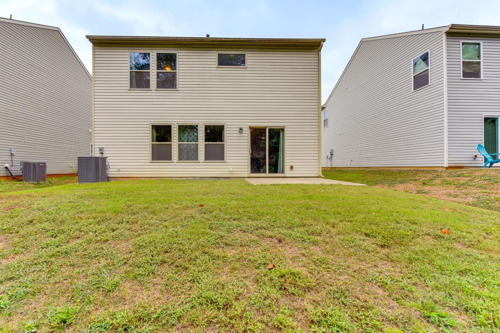 Holiday home 6 Mi To Uptown With Yard!