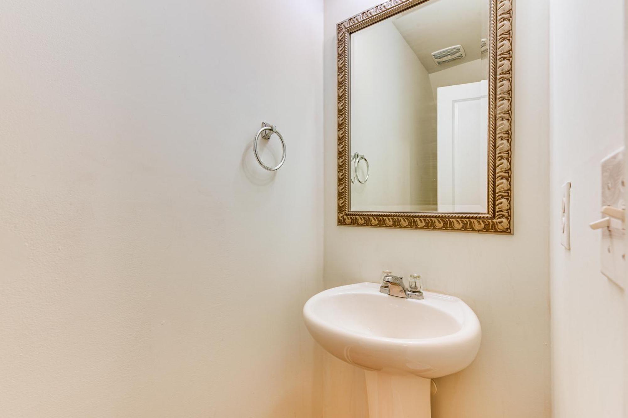 6 Mi To Uptown With Yard! Holiday home *
