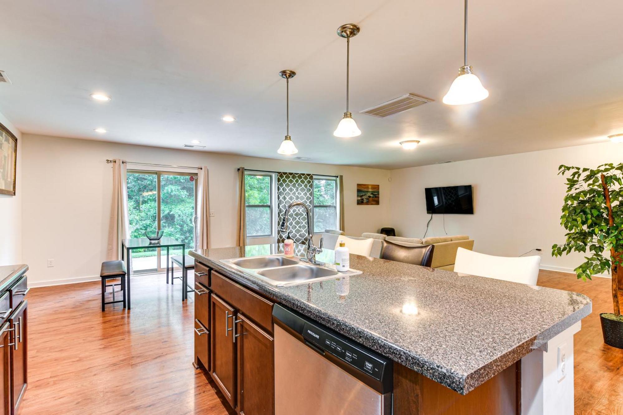 6 Mi To Uptown With Yard! Holiday home