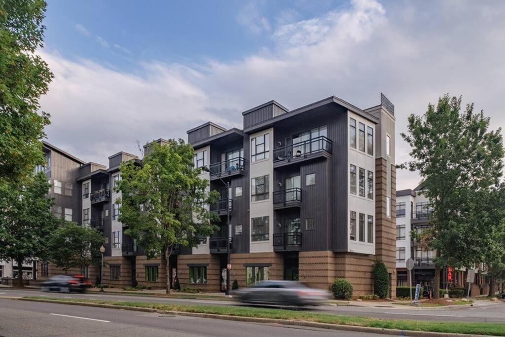 1 Bedroom Townhouse In Uptown Apartment