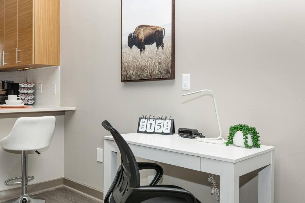 Apartment Chic Uptown Unit With Gym, Pool