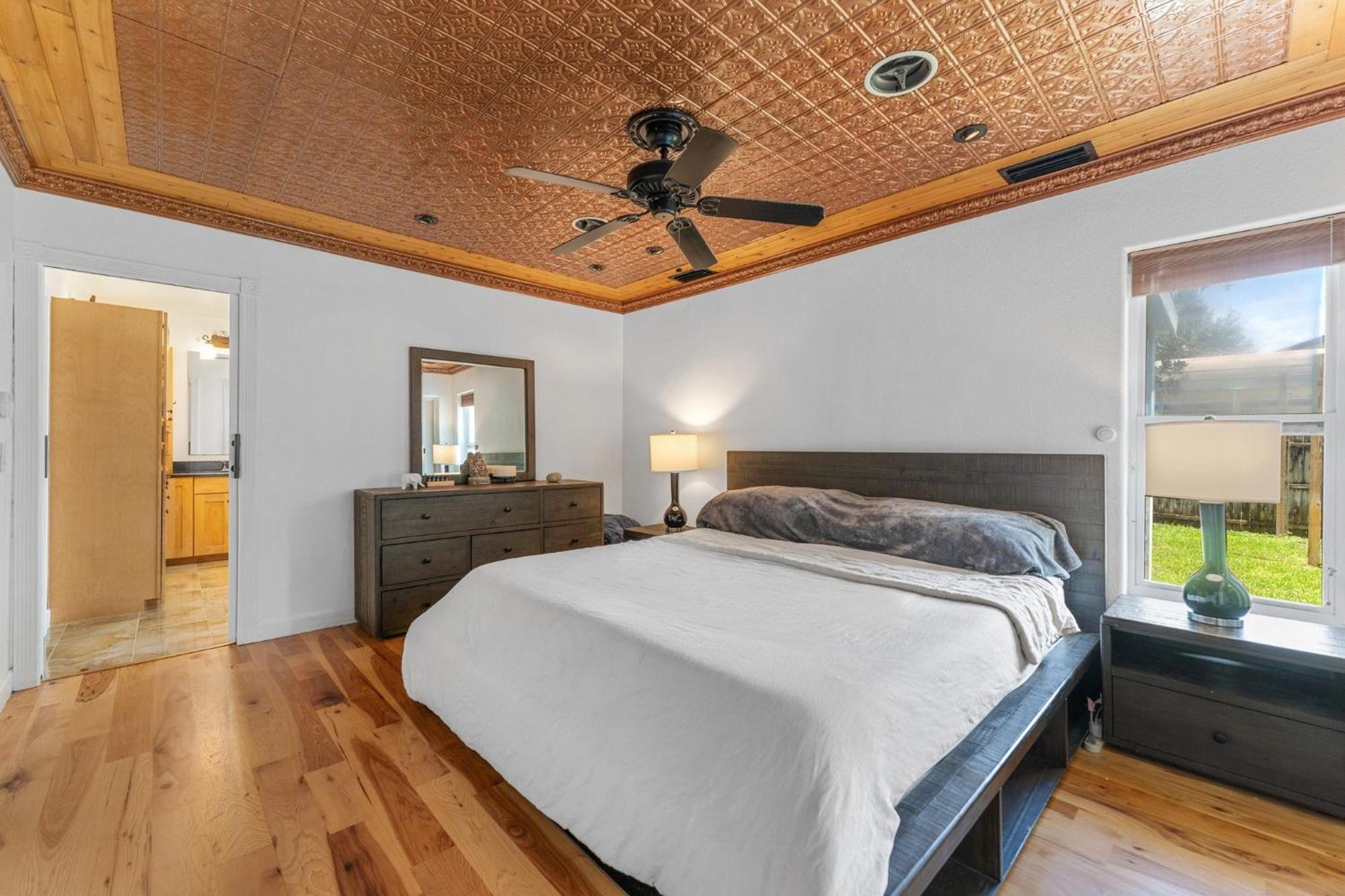 2 Bed Sleeps 4 With Free Parking * Charlotte