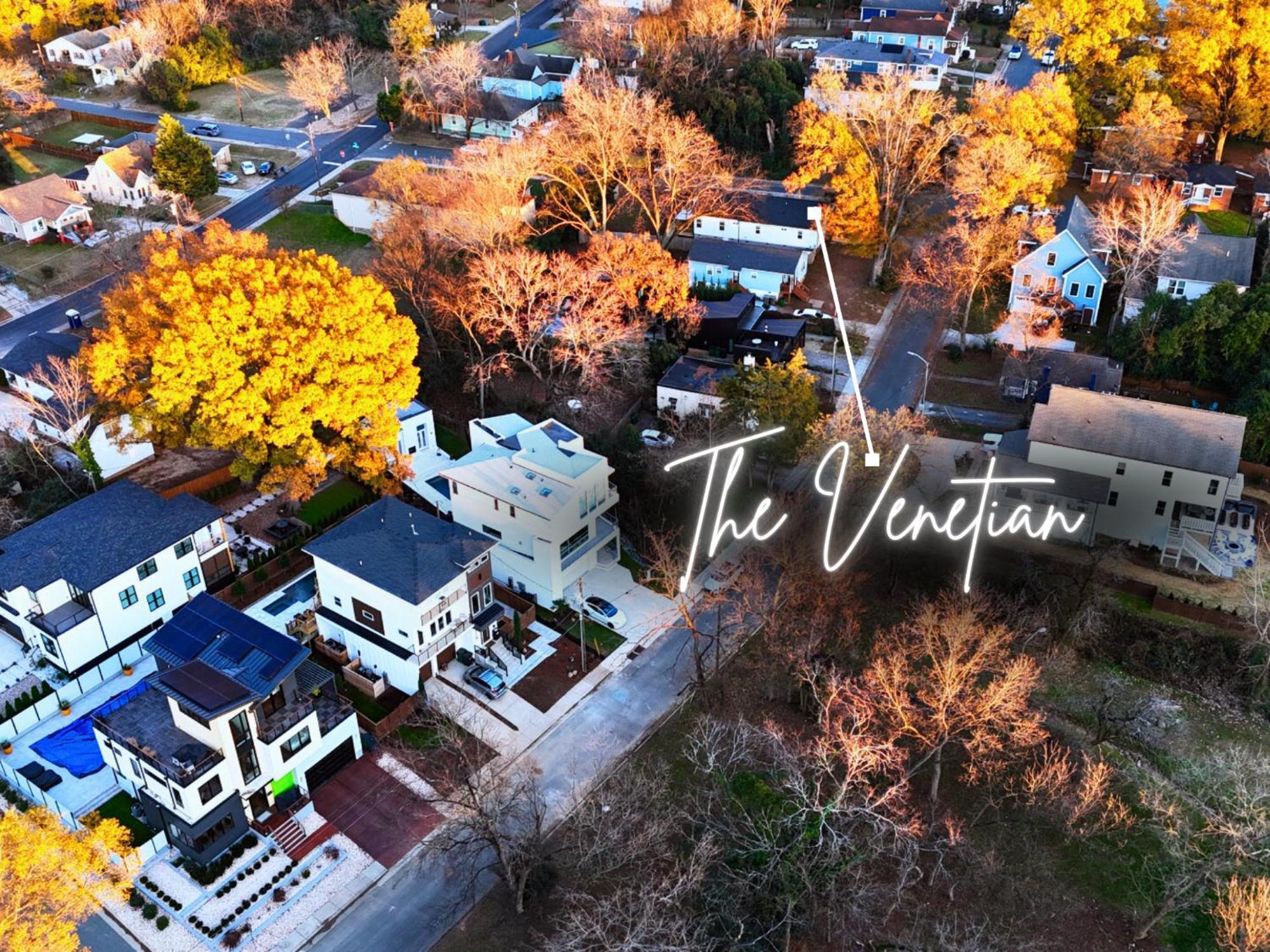 Apartment Venetian Beds, Outdoor Barrel Sauna, Hot Tub, Cold Plunge