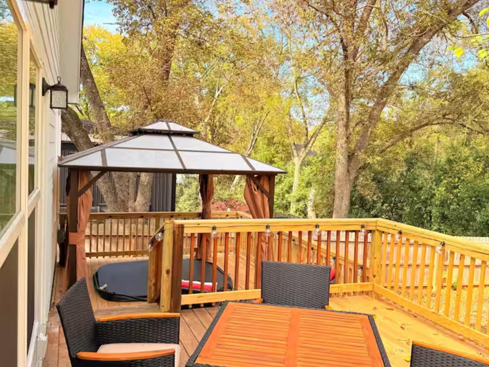 Venetian Beds, Outdoor Barrel Sauna, Hot Tub, Cold Plunge Apartment Charlotte