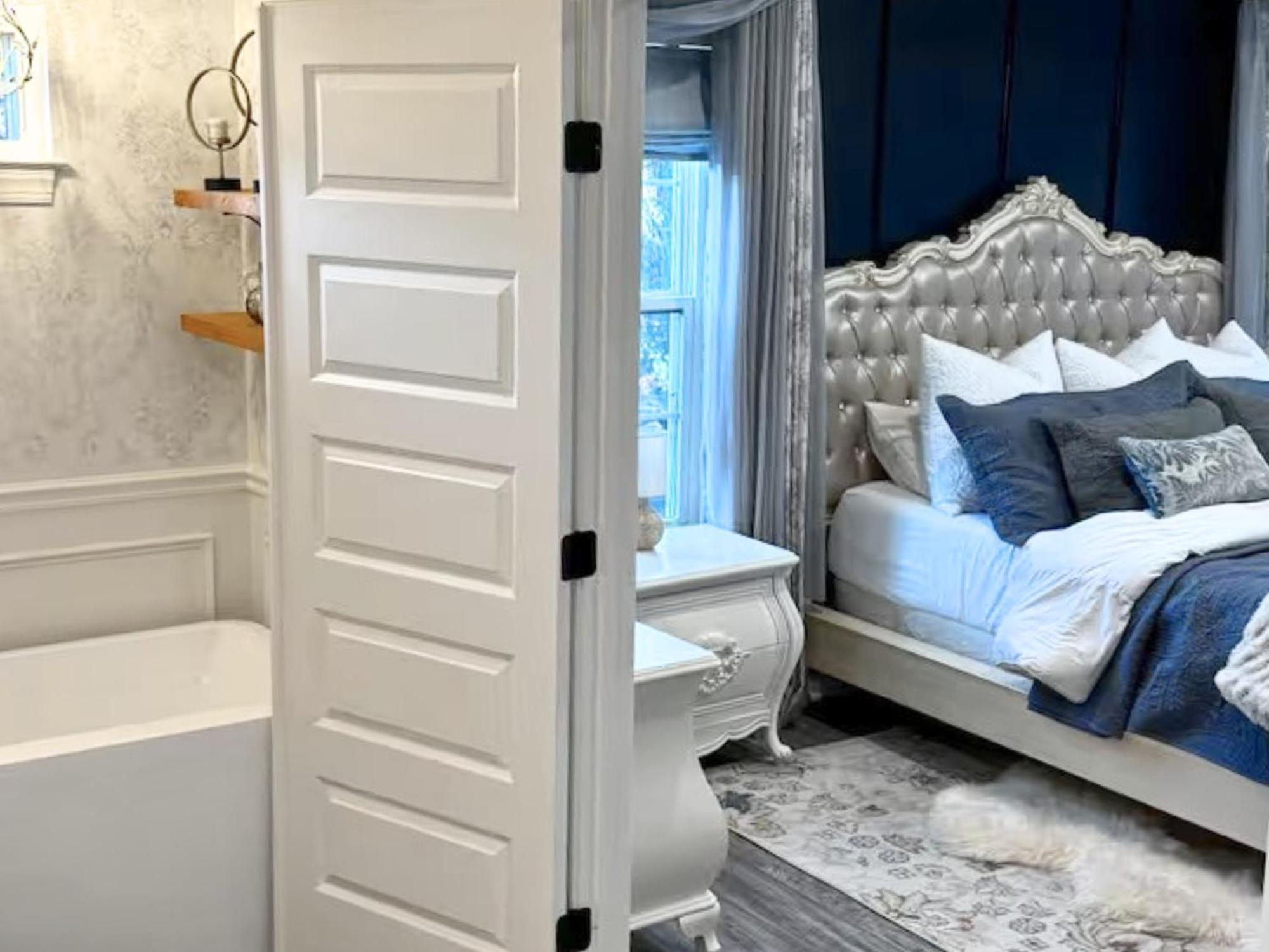 Apartment Venetian Beds, Outdoor Barrel Sauna, Hot Tub, Cold Plunge *