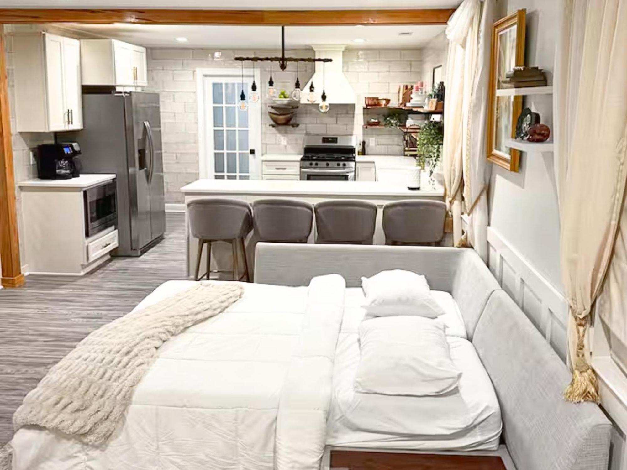 Venetian Beds, Outdoor Barrel Sauna, Hot Tub, Cold Plunge