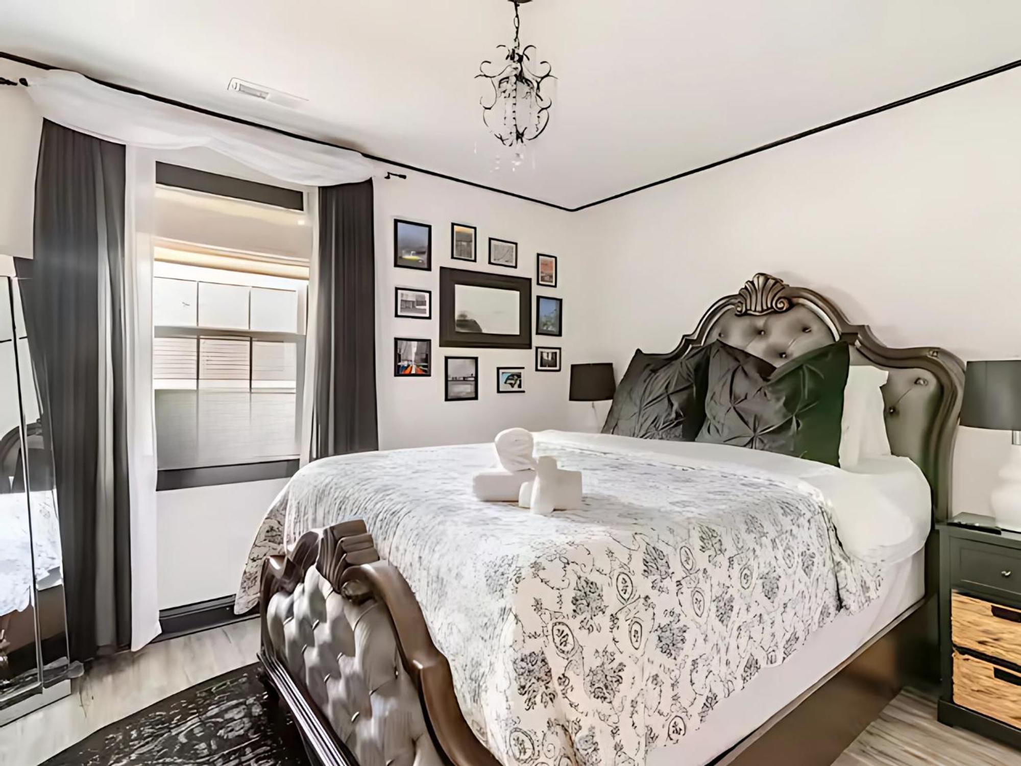 Venetian Beds, Outdoor Barrel Sauna, Hot Tub, Cold Plunge *