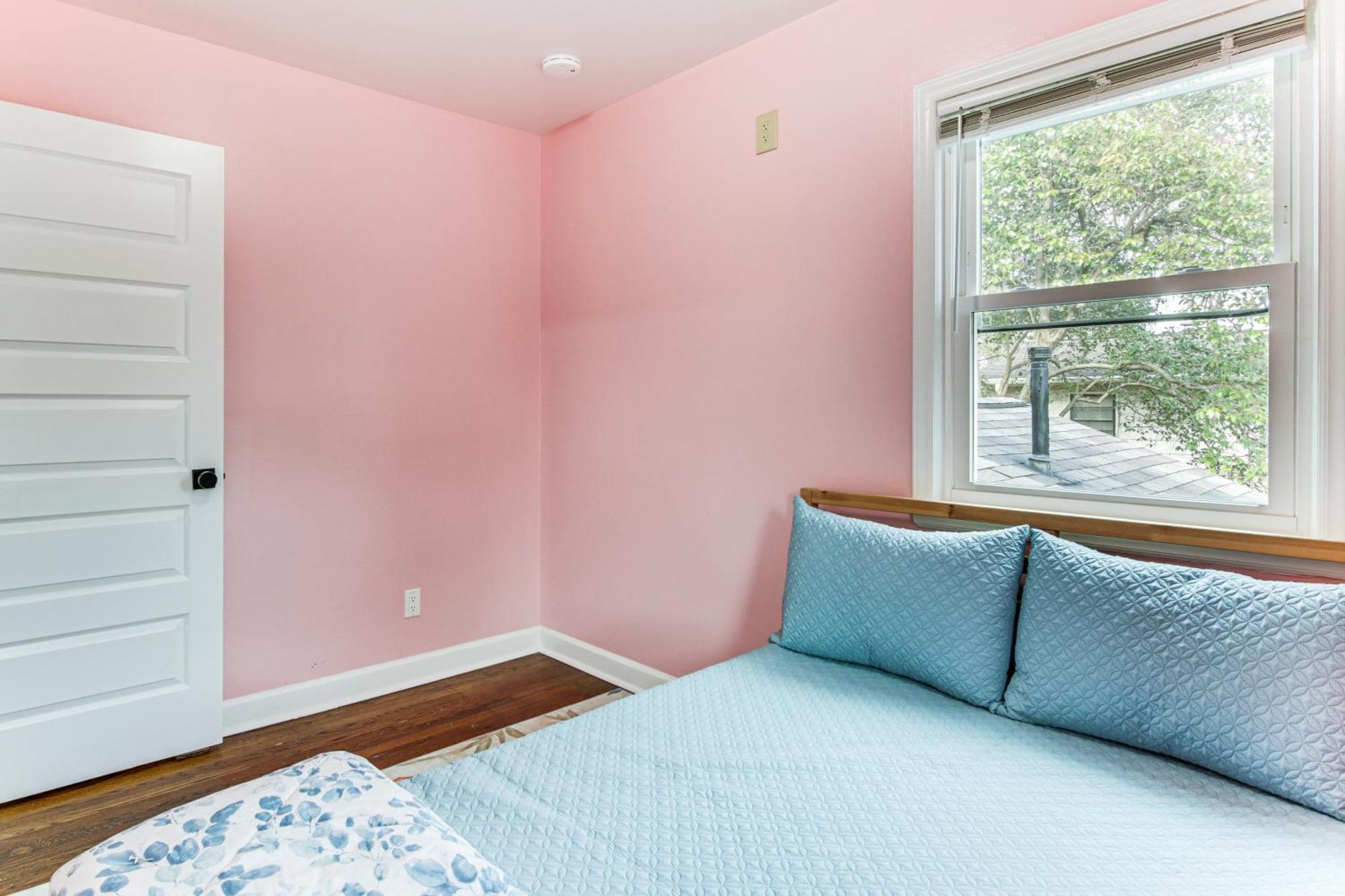 6 Mi To Spectrum Center Spacious Getaway With Deck Holiday home *