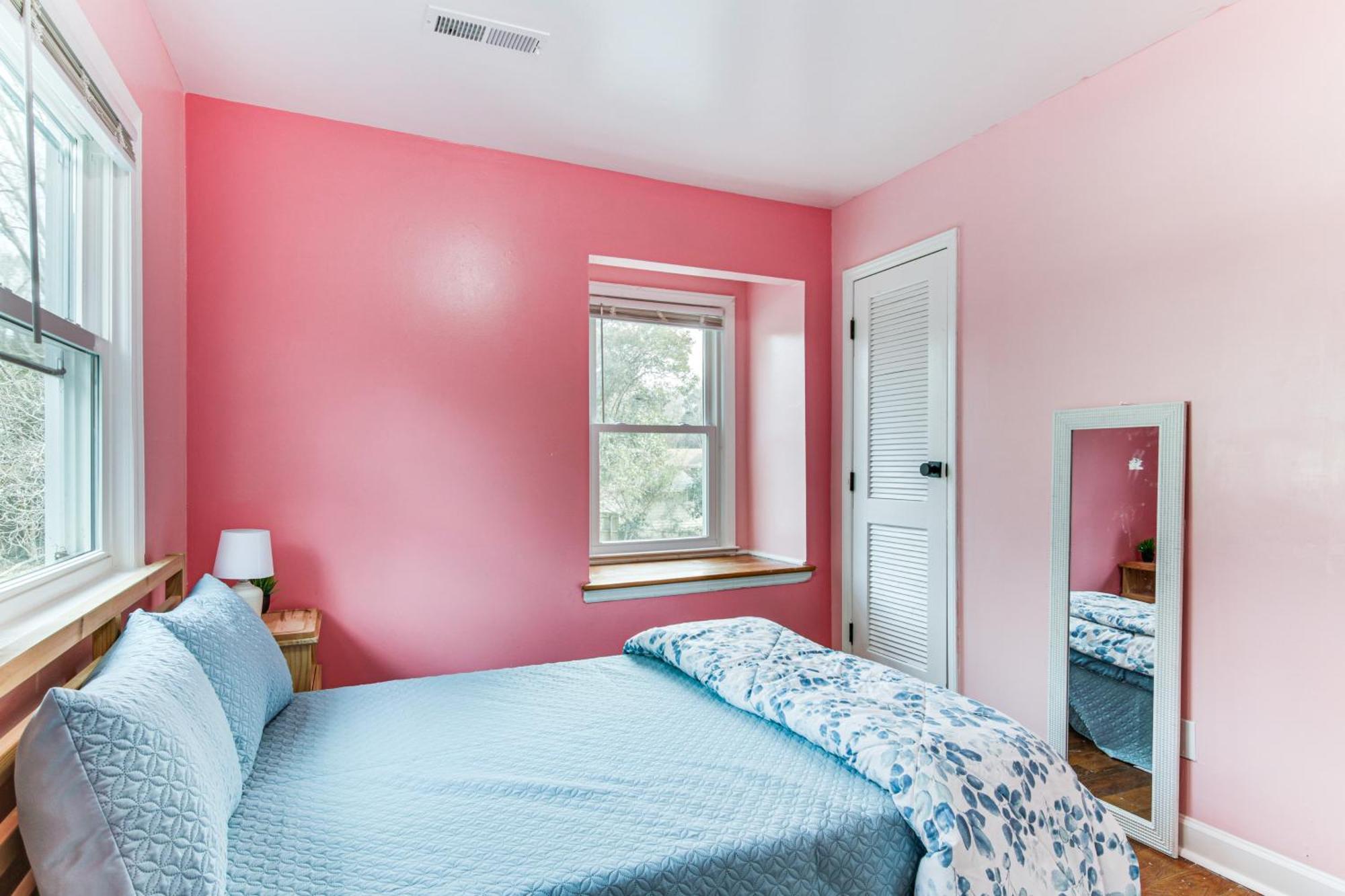 Holiday home 6 Mi To Spectrum Center Spacious Getaway With Deck Charlotte