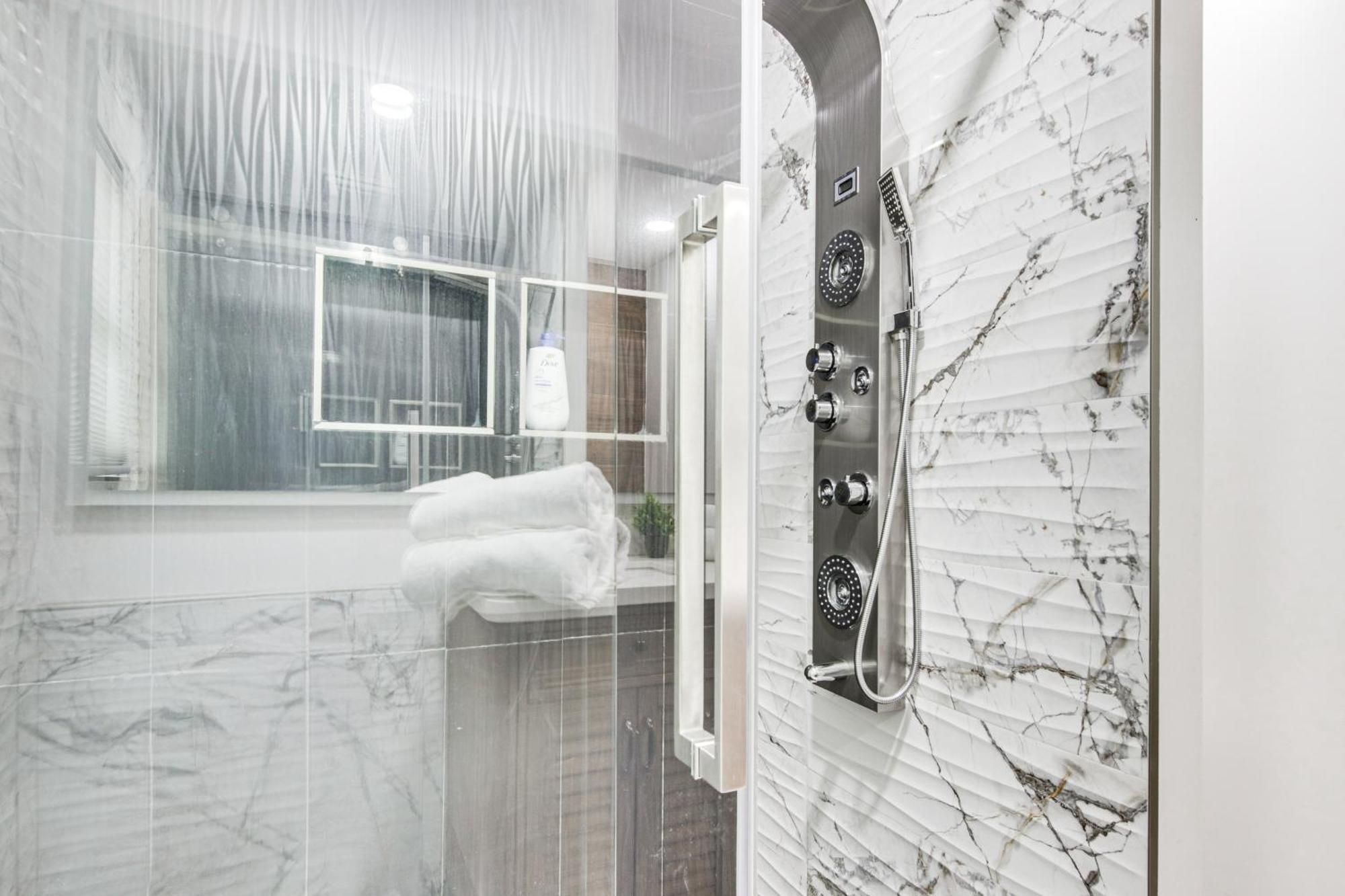 6 Mi To Spectrum Center Spacious Getaway With Deck