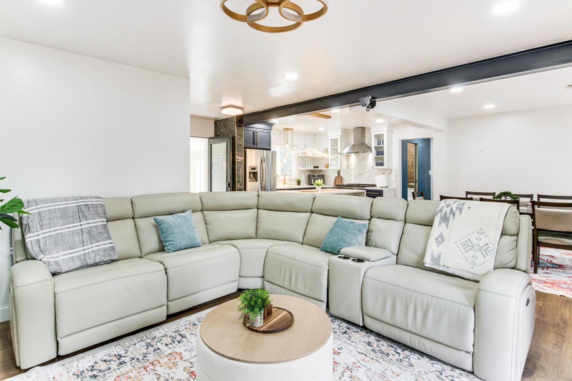 6 Mi To Spectrum Center Spacious Getaway With Deck Holiday home