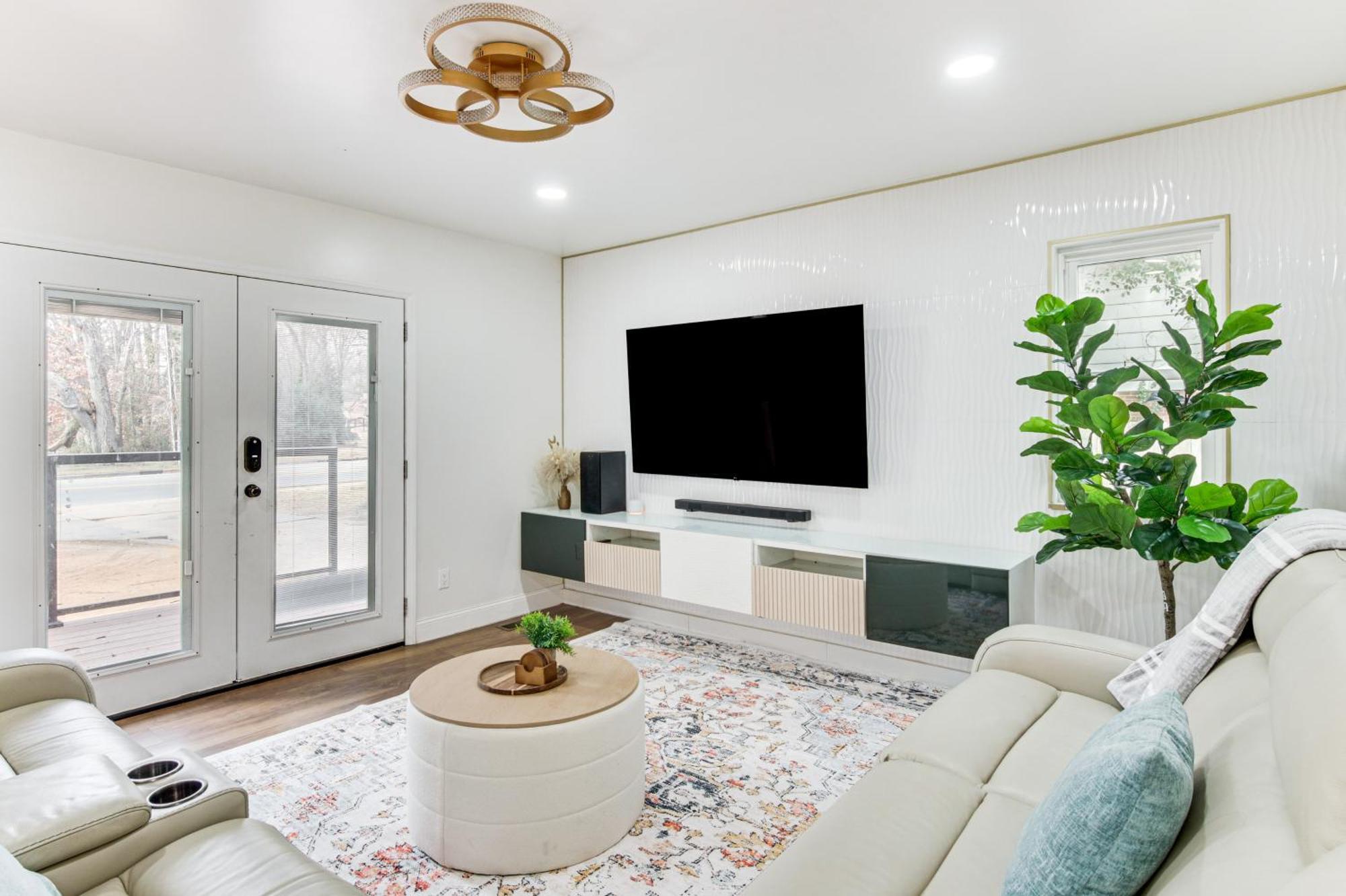 Holiday home 6 Mi To Spectrum Center Spacious Getaway With Deck *