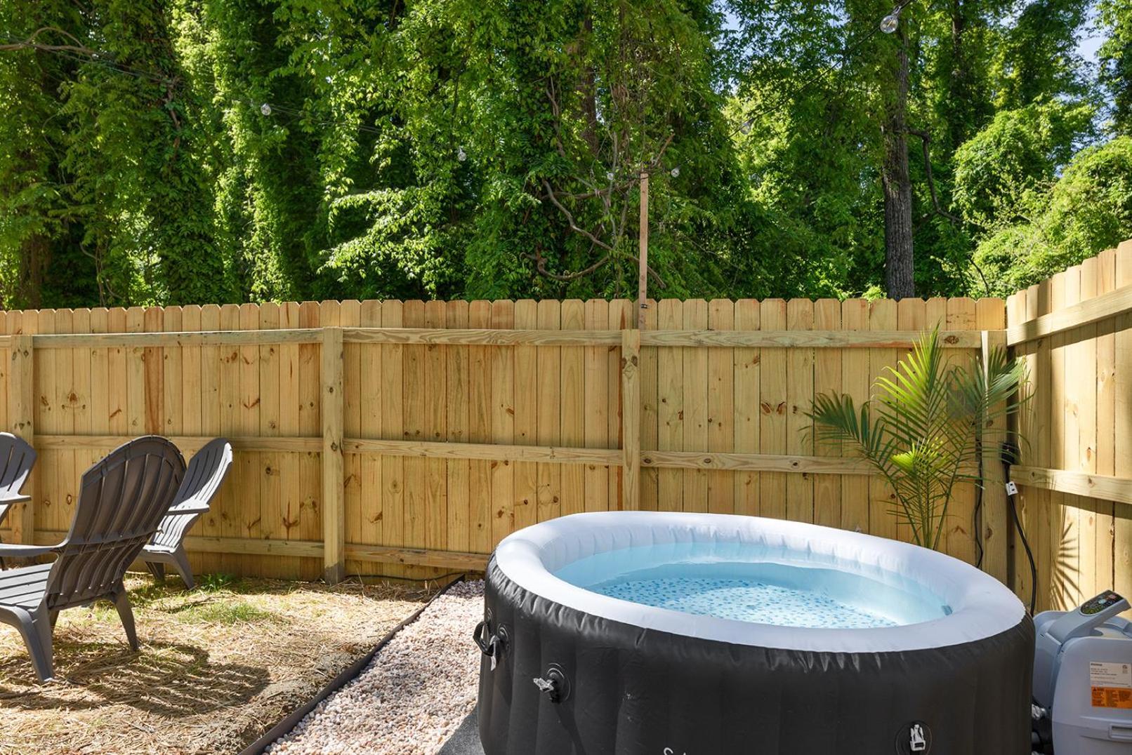 Holiday home Fresh & Comfy Near Uptown With Hottub & Private Yard *