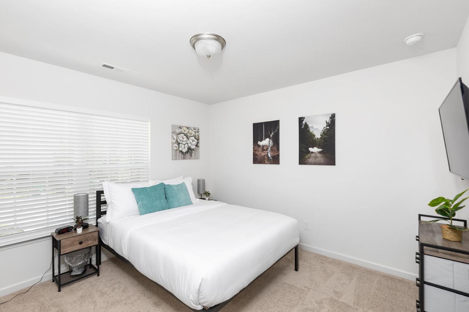 Holiday home Fresh & Comfy Near Uptown With Hottub & Private Yard