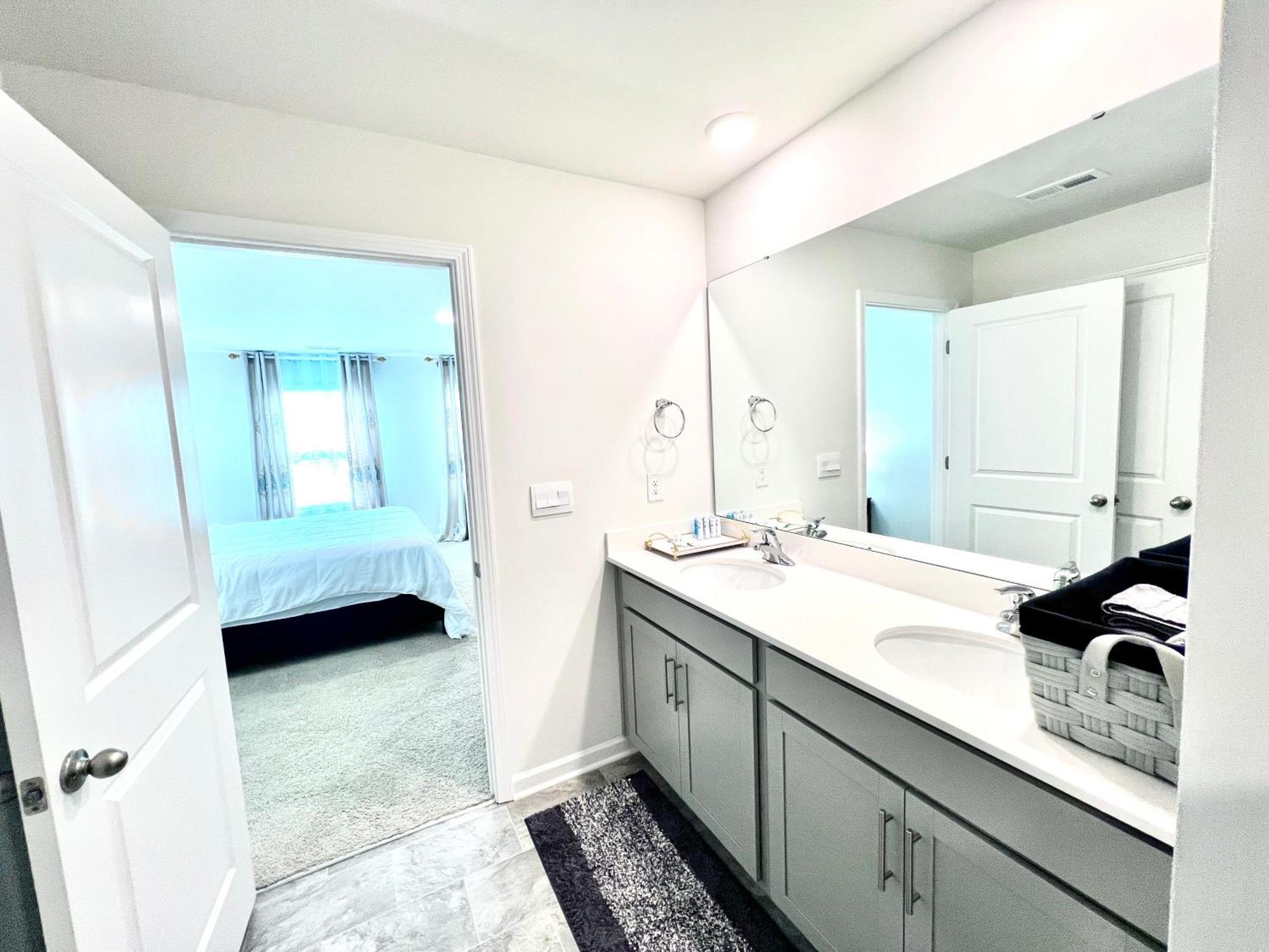 Holiday home Spacious 4-bedroom House,6beds With Office Space Charlotte