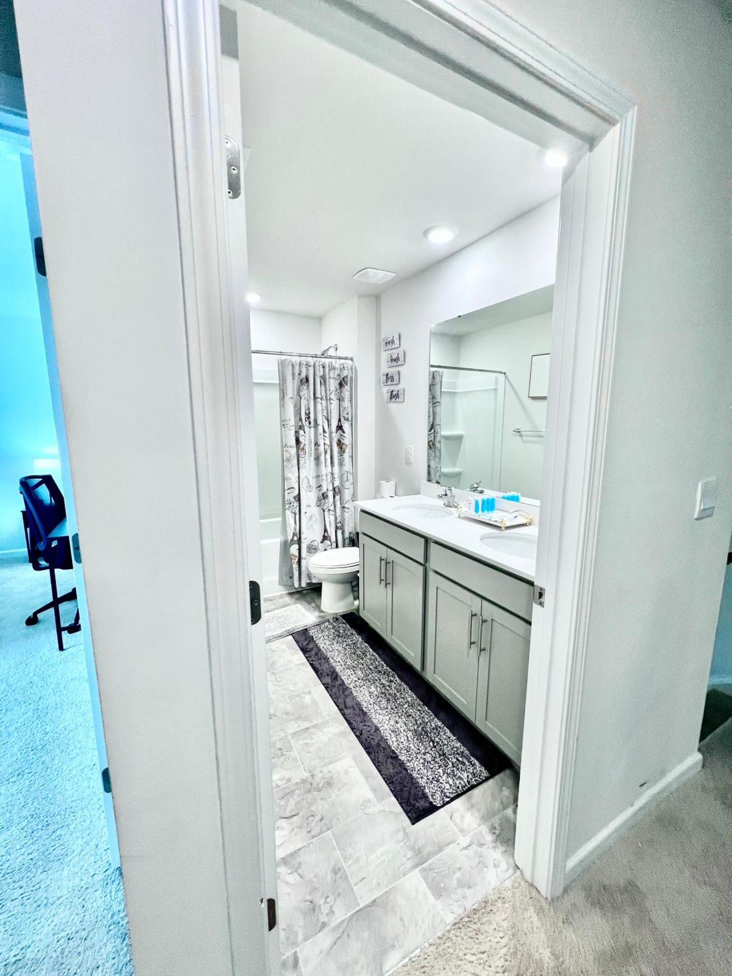 Holiday home Spacious 4-bedroom House,6beds With Office Space Charlotte