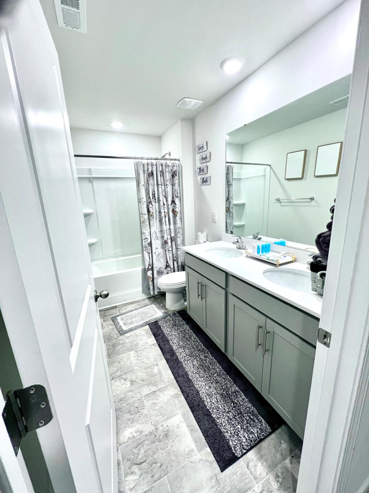 Spacious 4-bedroom House,6beds With Office Space Holiday home *