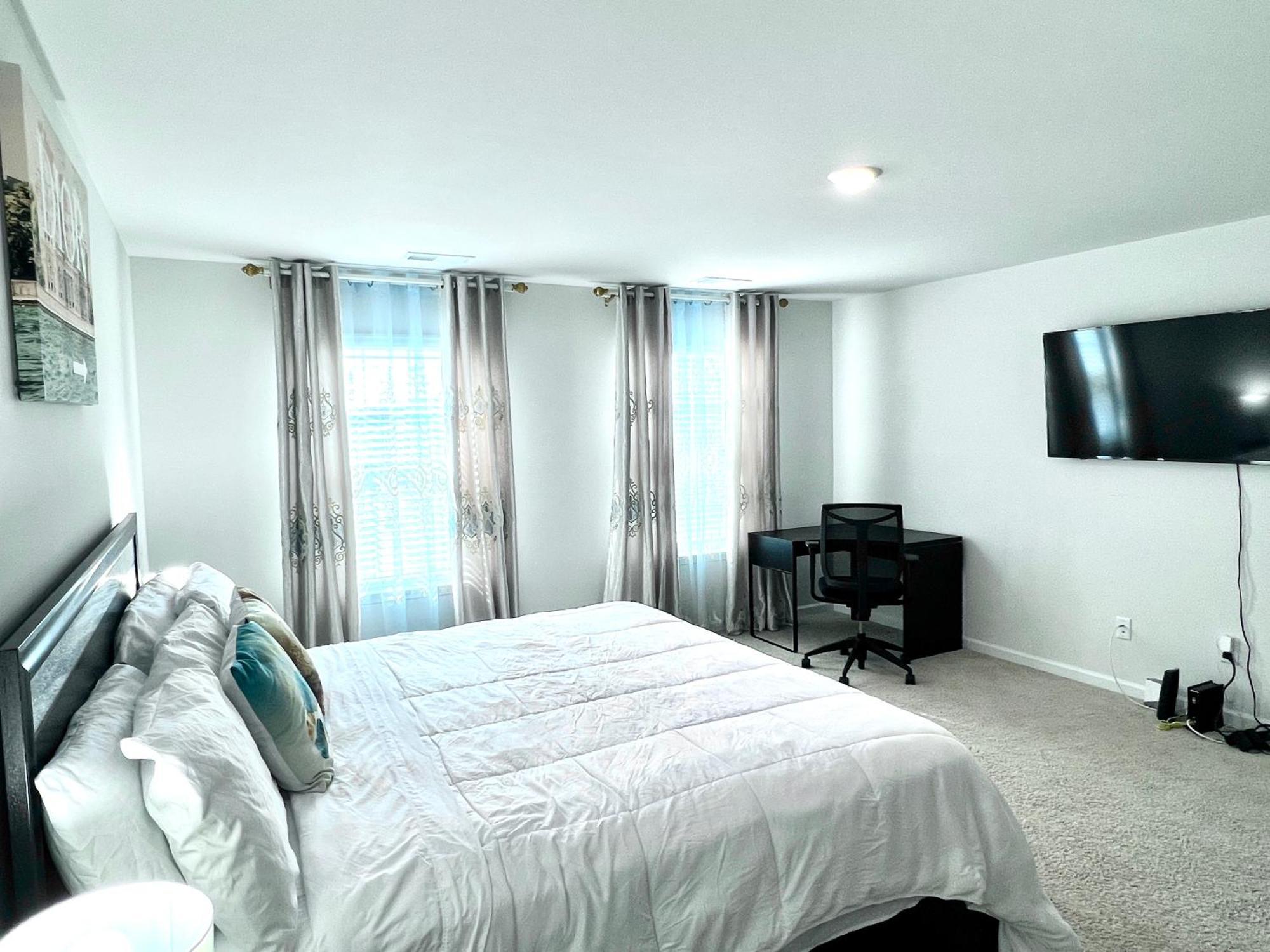 Spacious 4-bedroom House,6beds With Office Space *