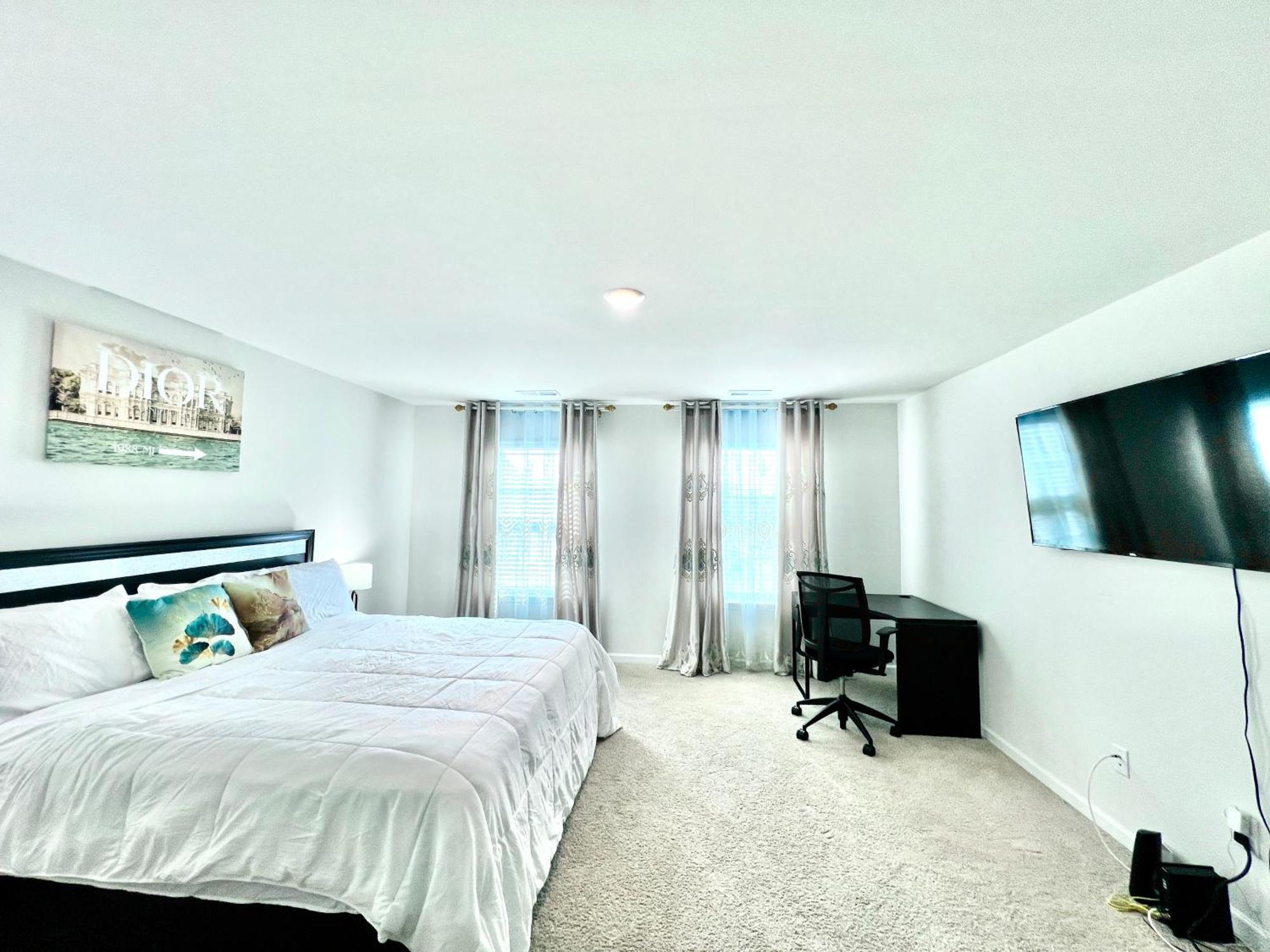 Spacious 4-bedroom House,6beds With Office Space * Charlotte