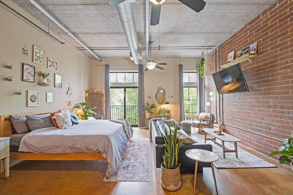 Fun & Eccentric + Uptown + Getaway + King Apartment