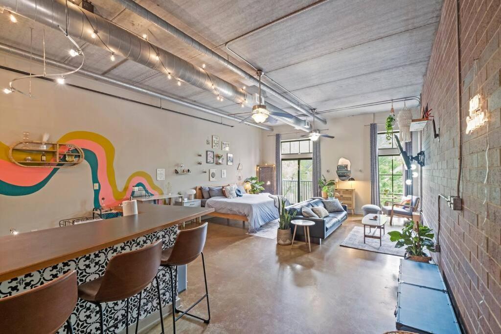 Apartment Fun & Eccentric + Uptown + Getaway + King