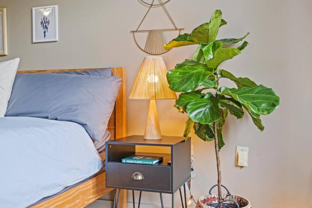 Fun & Eccentric + Uptown + Getaway + King Apartment *