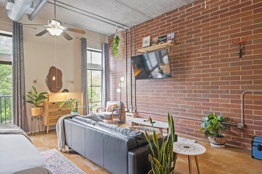 Fun & Eccentric + Uptown + Getaway + King Apartment *