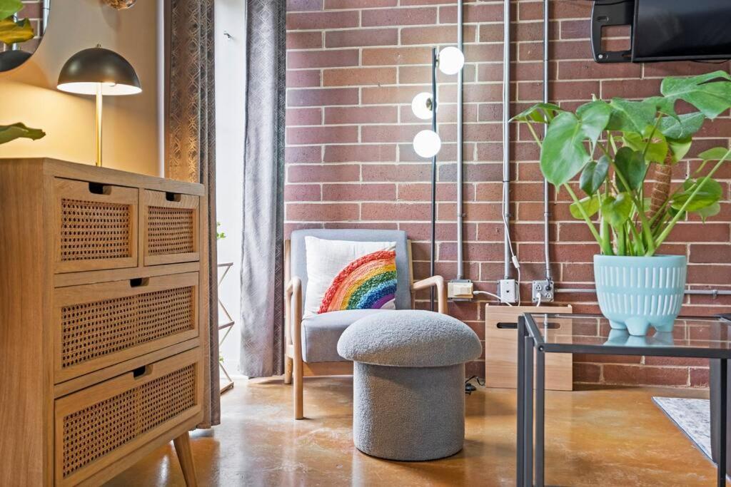 Fun & Eccentric + Uptown + Getaway + King Apartment *