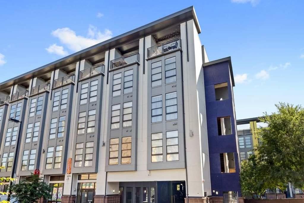 Apartment Modern Uptown 2br Free Parking & Private Balcony