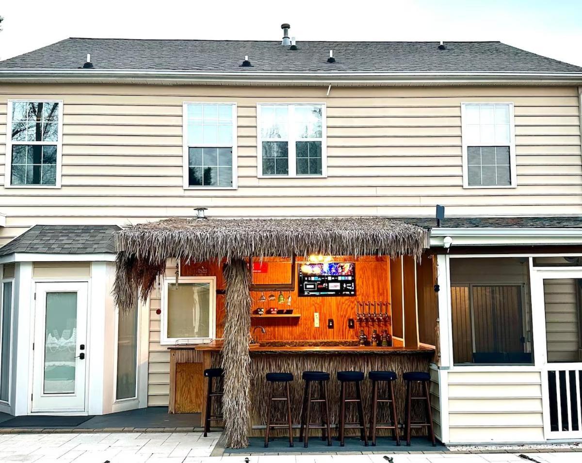 Tropical Oasis With Tiki Bar, Firepit, Seasonal Pool *