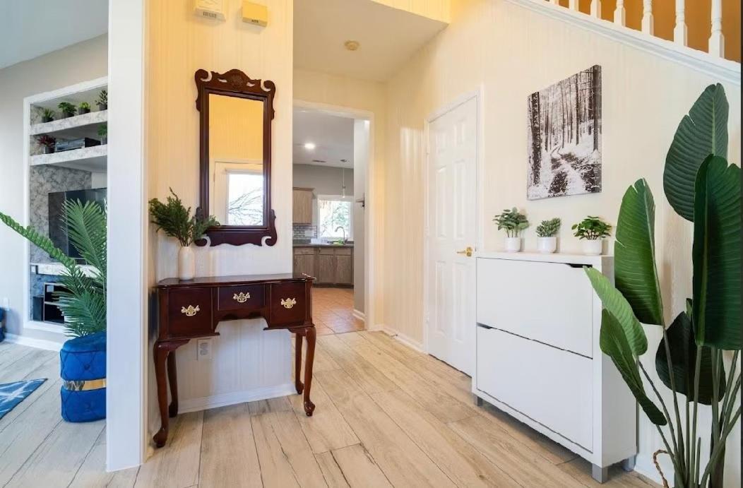 Tropical Oasis With Tiki Bar, Firepit, Seasonal Pool Apartment Charlotte