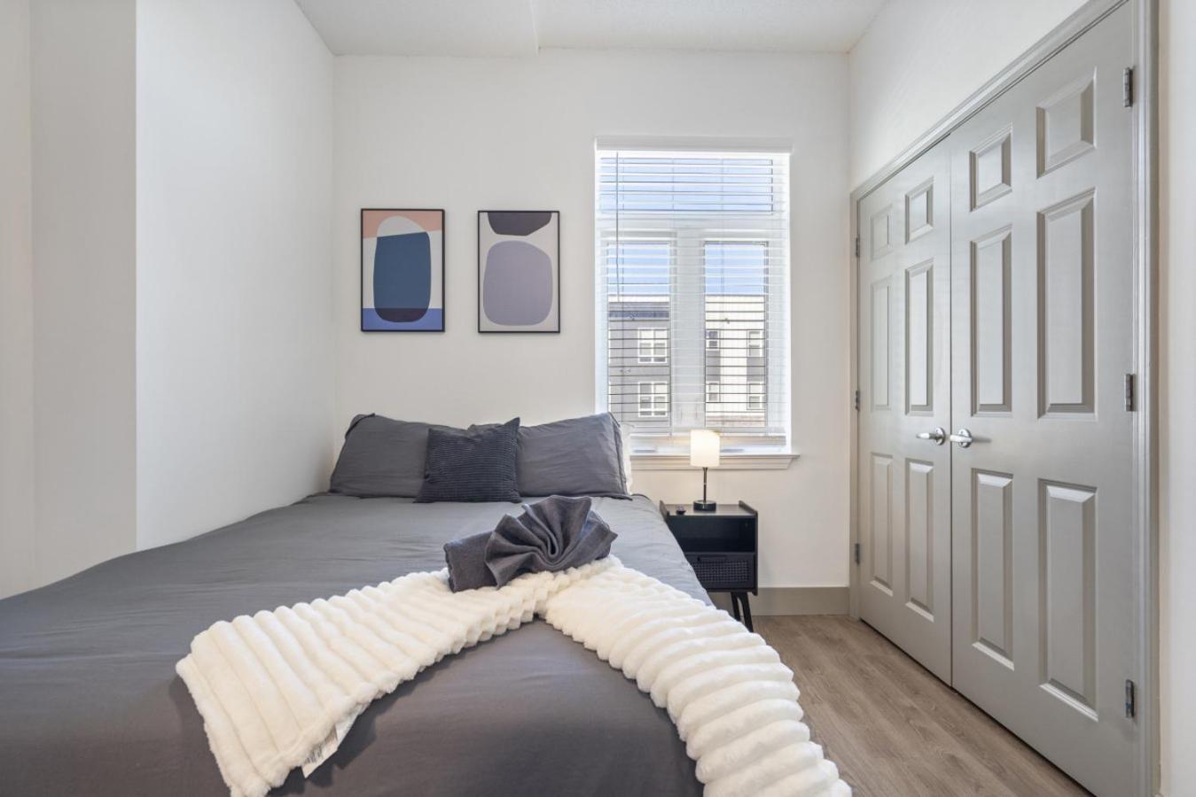 Bright Uptown Bliss - Free Parking, Walkable, Views *