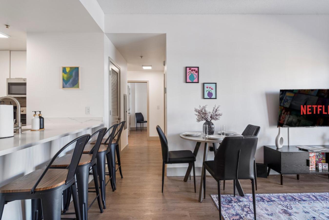 Apartment Bright Uptown Bliss - Free Parking, Walkable, Views *