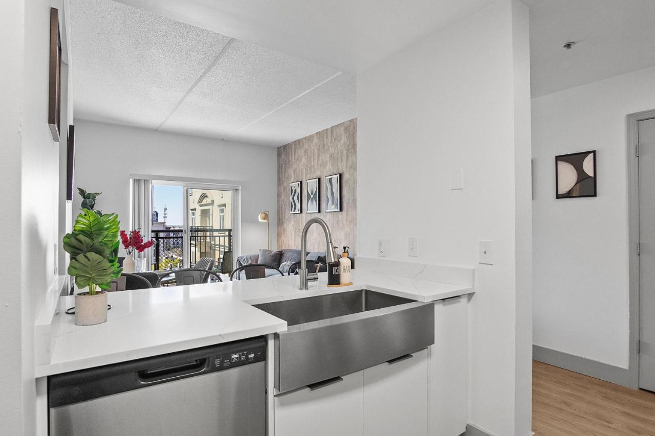 Midnight Marvel - Amazing Views, Free Parking Apartment *