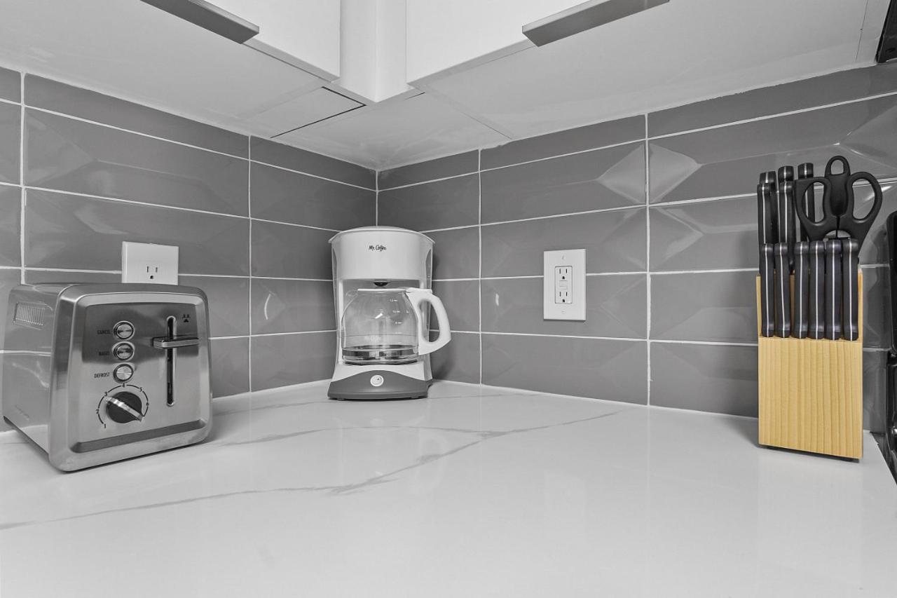 Midnight Marvel - Amazing Views, Free Parking Apartment *