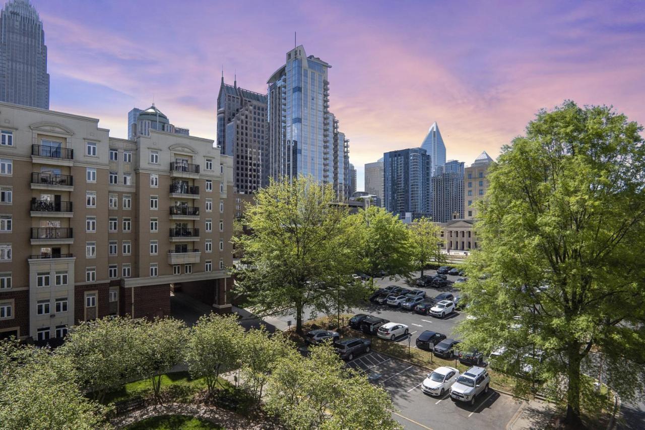 Midnight Marvel - Amazing Views, Free Parking Apartment