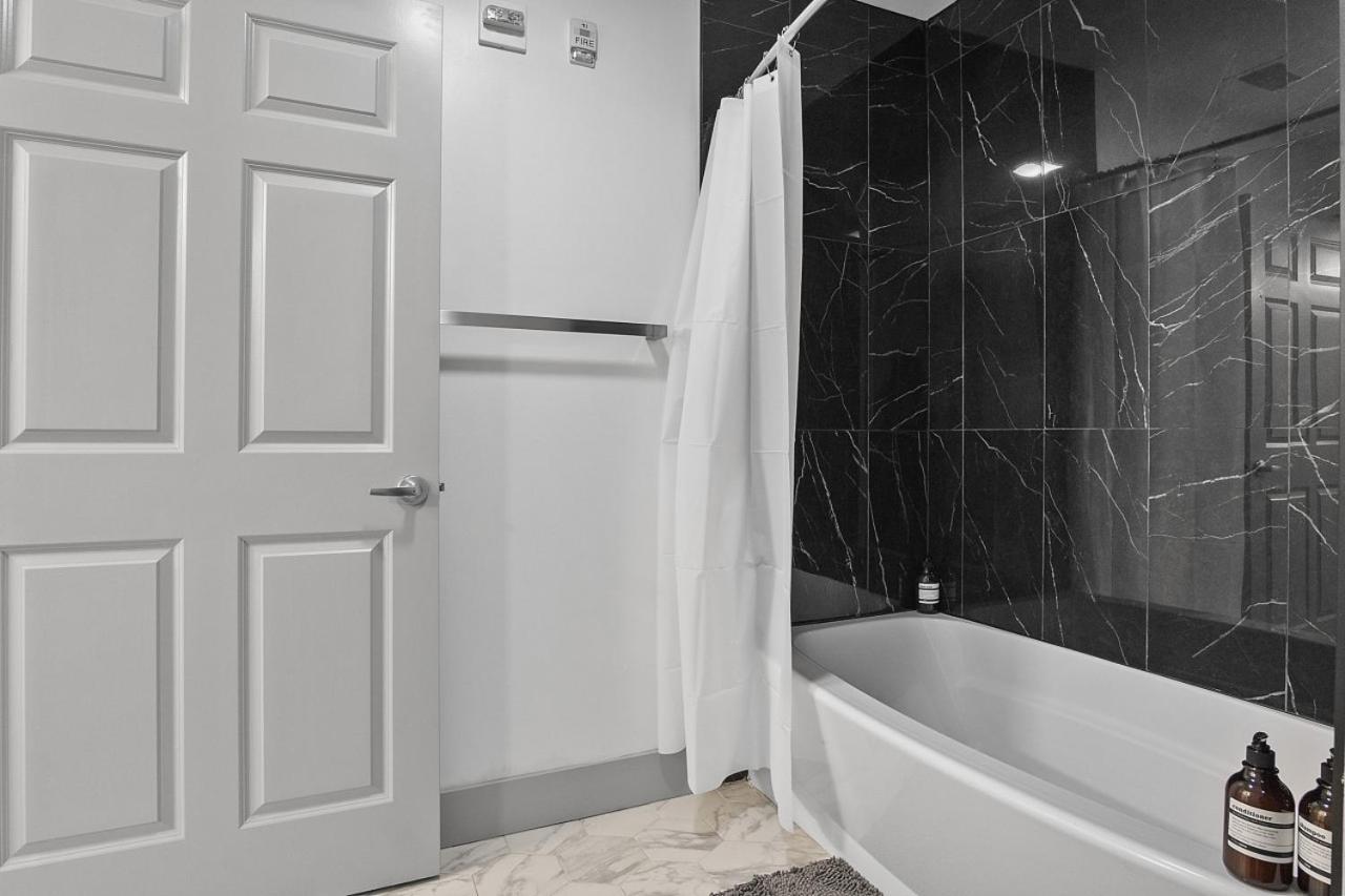 Cozy Urban Getaway - Free Parking, Gym, Stadium *