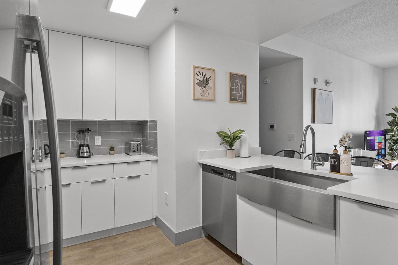 Cozy Urban Getaway - Free Parking, Gym, Stadium Apartment