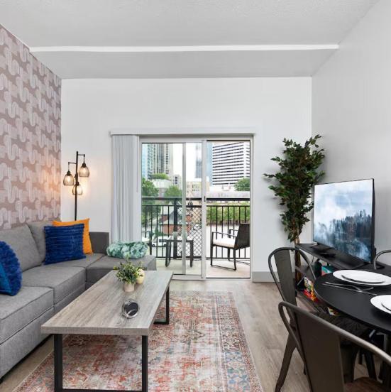 Stylish 4 Bed - 2 Mins To Stadium - Free Parking - Gym - Views