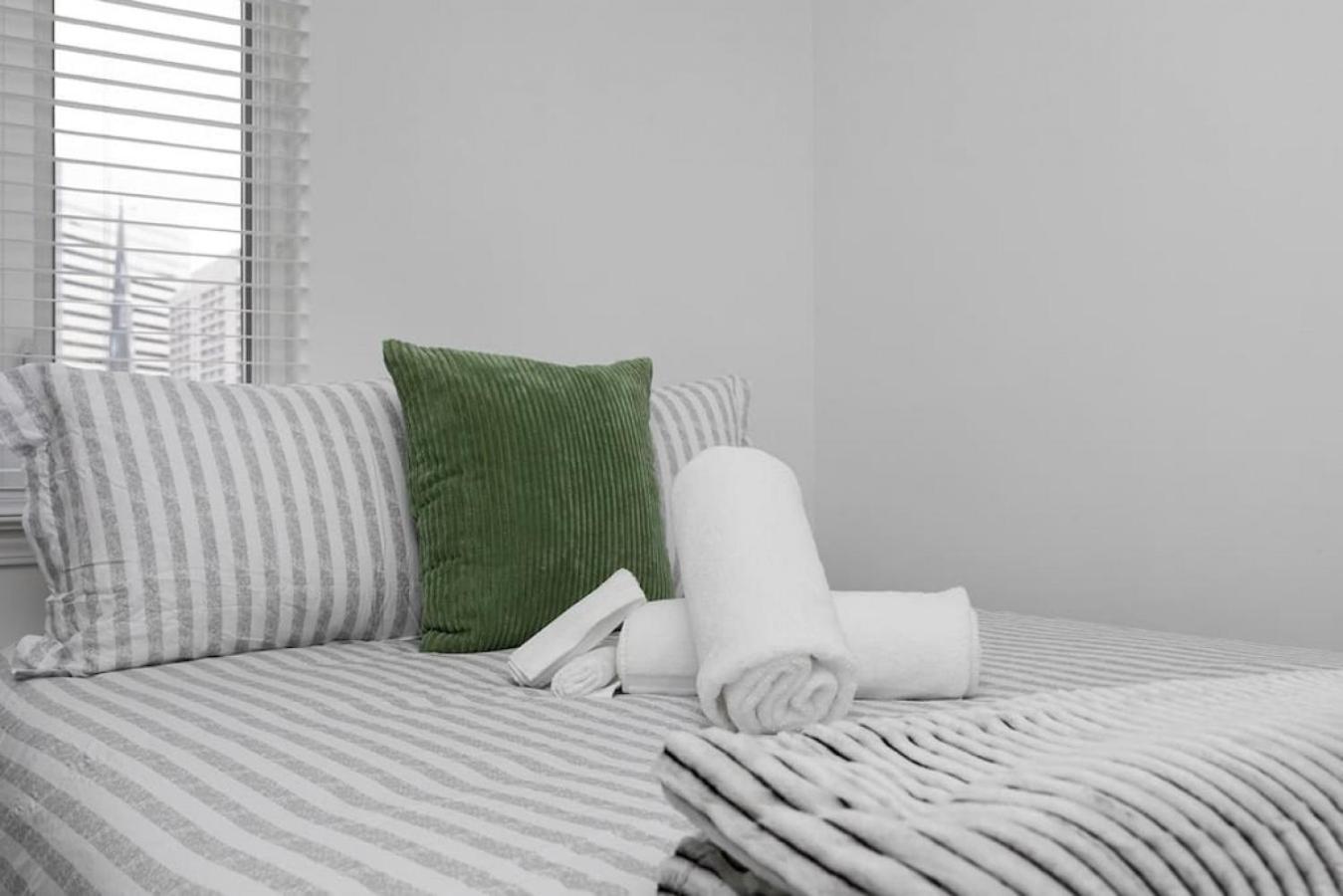 Stylish 4 Bed - 2 Mins To Stadium - Free Parking - Gym - Views