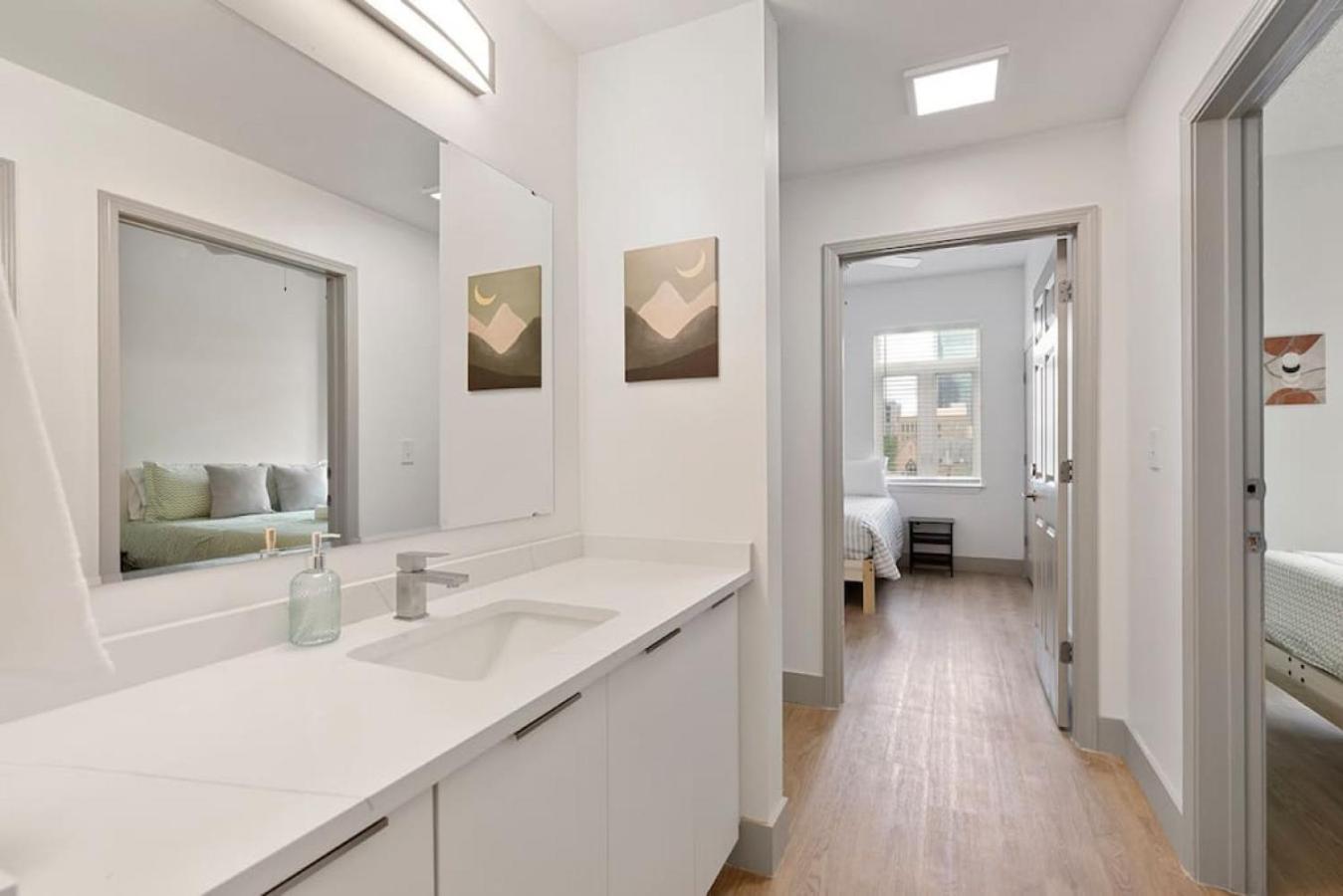 Stylish 4 Bed - 2 Mins To Stadium - Free Parking - Gym - Views Apartment Charlotte