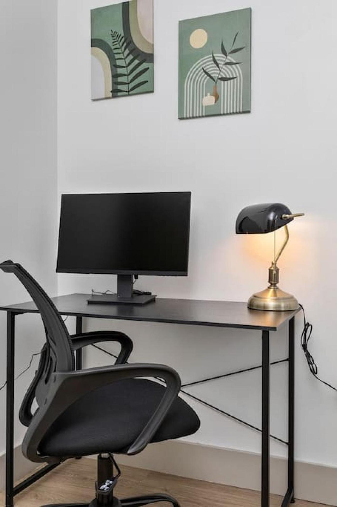 Stylish 4 Bed - 2 Mins To Stadium - Free Parking - Gym - Views * Charlotte