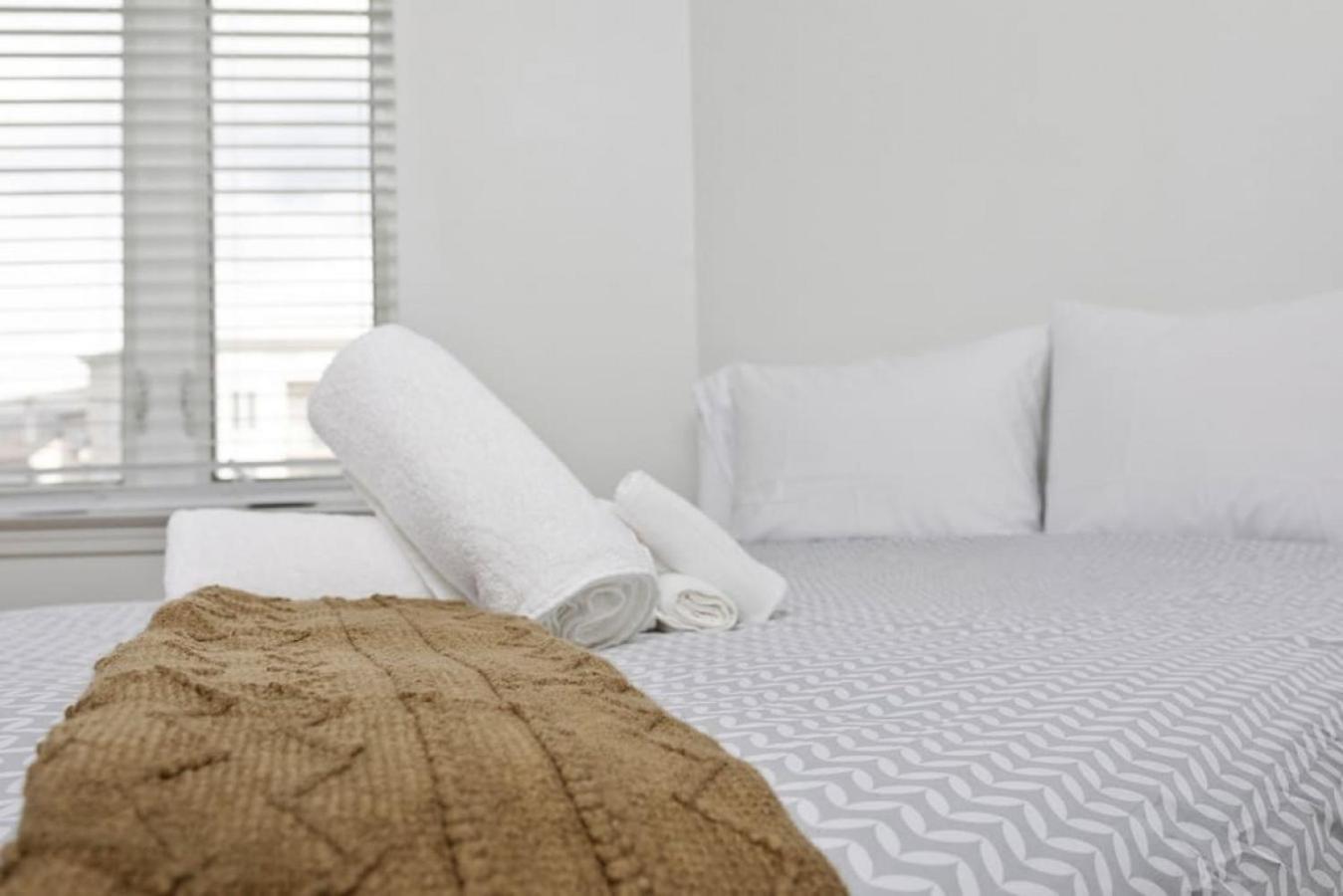 Stylish 4 Bed - 2 Mins To Stadium - Free Parking - Gym - Views Apartment *