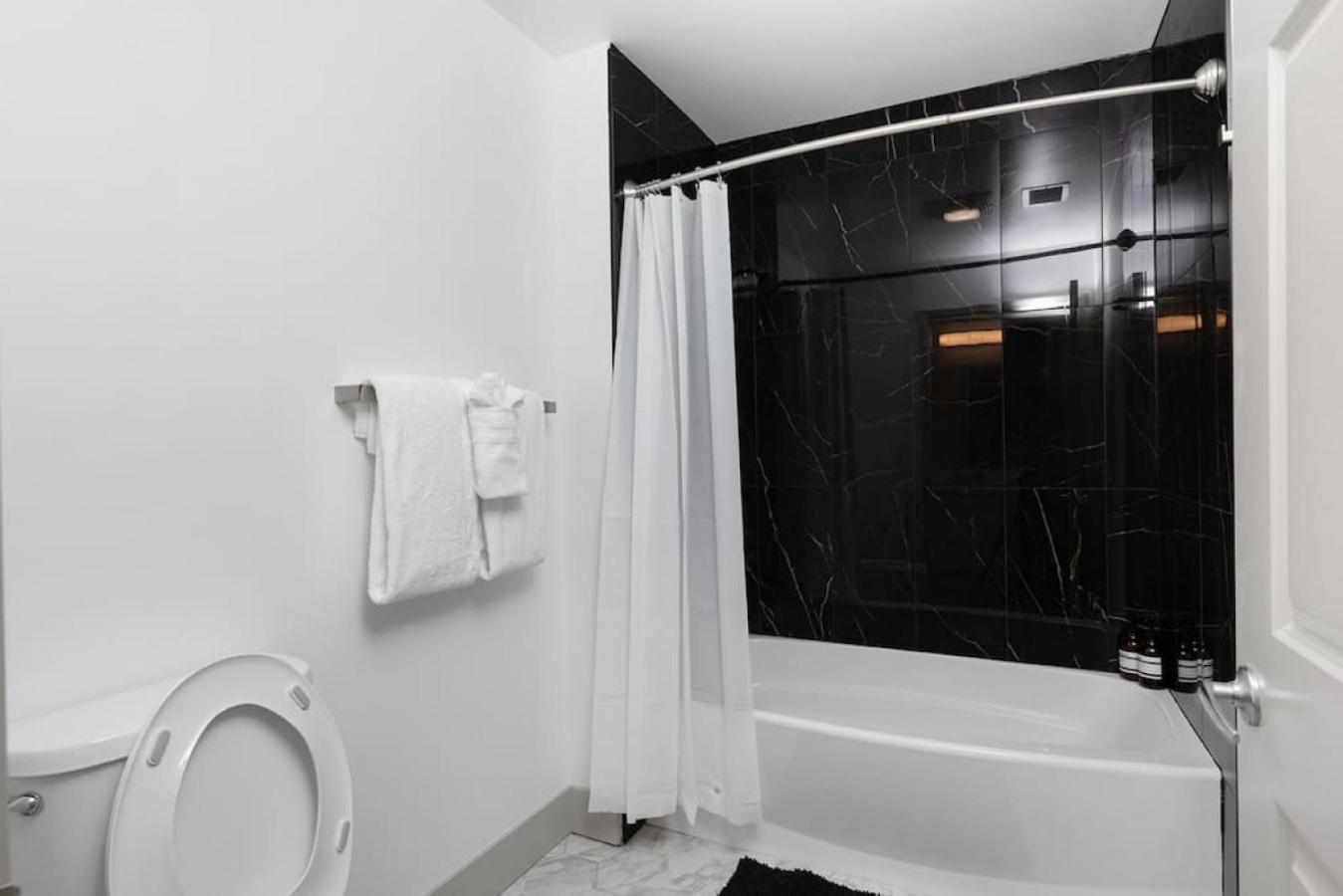 Apartment Stylish 4 Bed - 2 Mins To Stadium - Free Parking - Gym - Views *