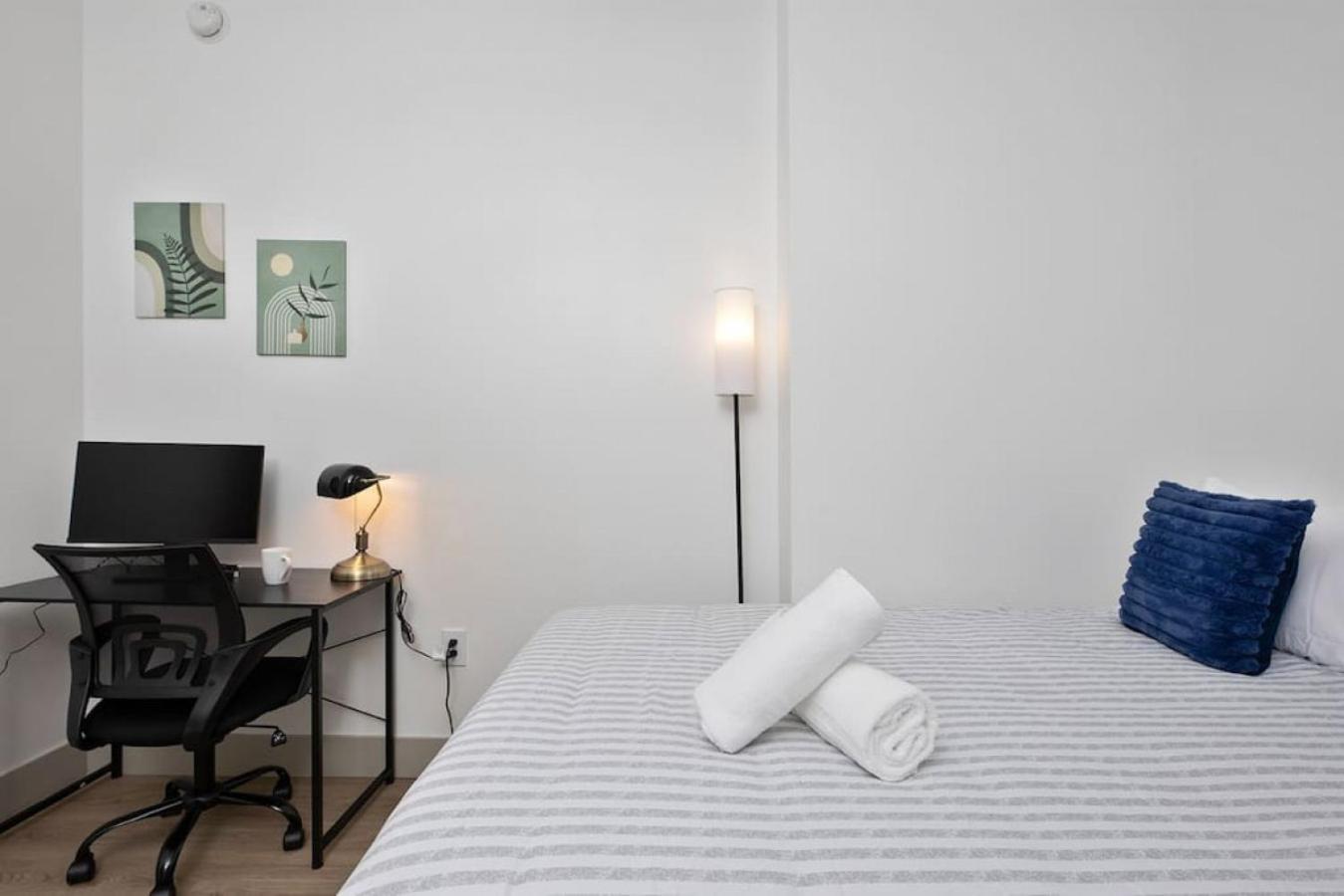 Stylish 4 Bed - 2 Mins To Stadium - Free Parking - Gym - Views * Charlotte