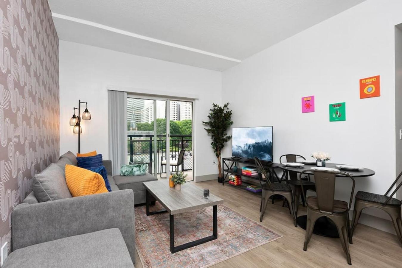 Stylish 4 Bed - 2 Mins To Stadium - Free Parking - Gym - Views Apartment Charlotte