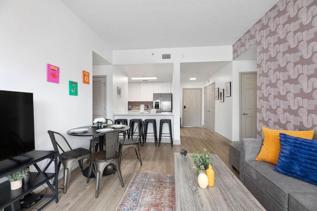 Stylish 4 Bed - 2 Mins To Stadium - Free Parking - Gym - Views *