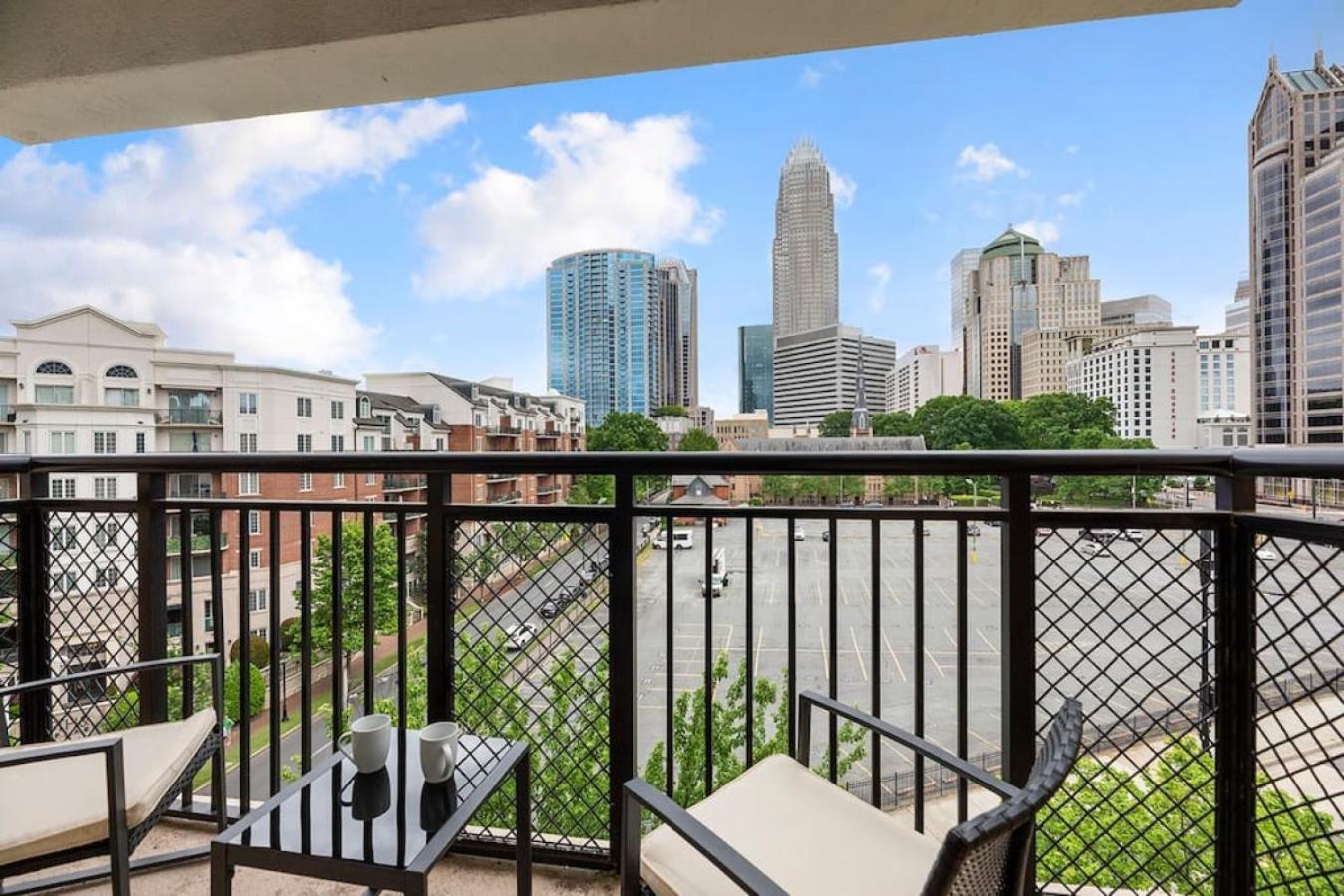 Stylish 4 Bed - 2 Mins To Stadium - Free Parking - Gym - Views Charlotte