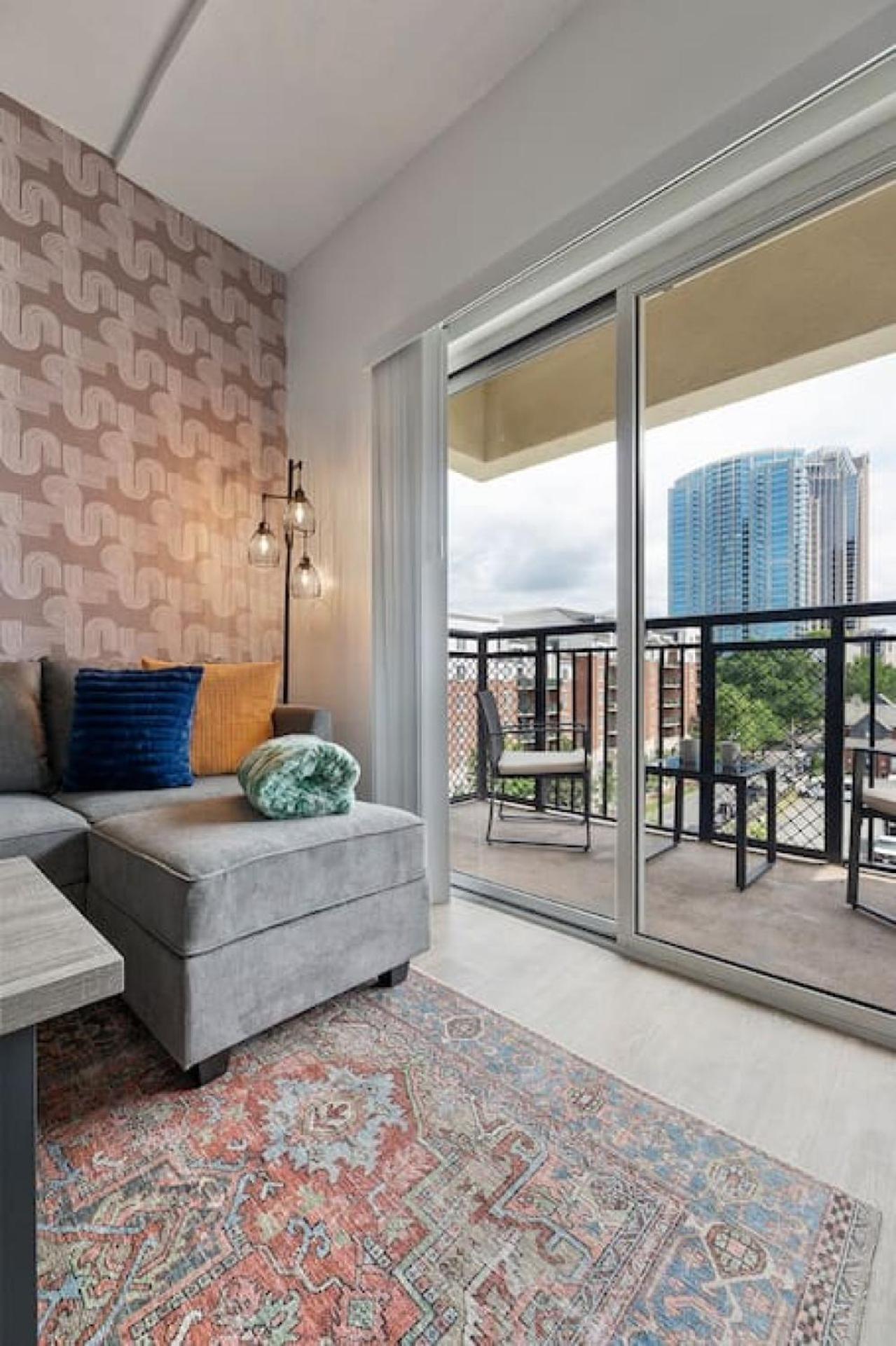 Stylish 4 Bed - 2 Mins To Stadium - Free Parking - Gym - Views *