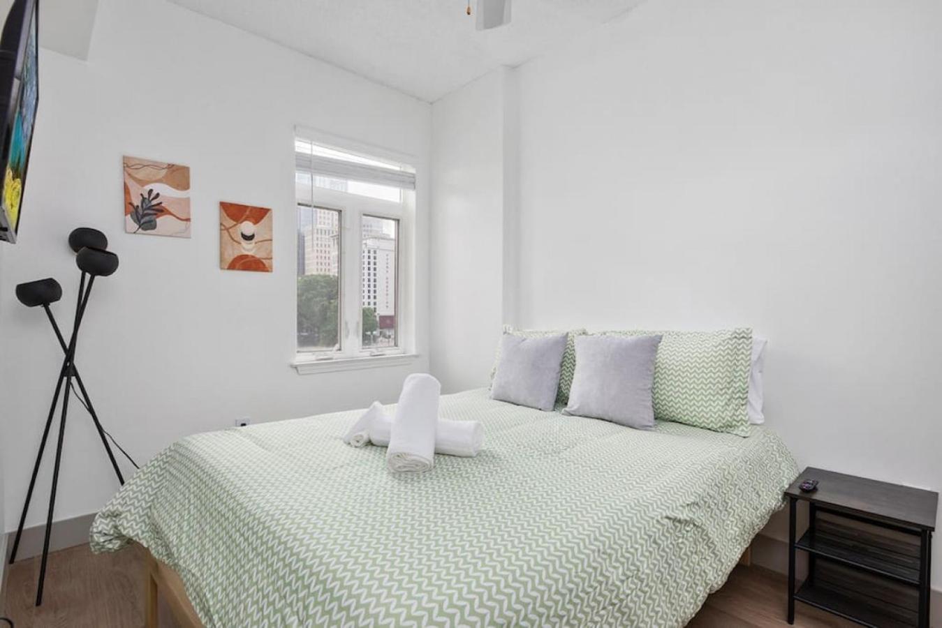 Stylish 4 Bed - 2 Mins To Stadium - Free Parking - Gym - Views Apartment *